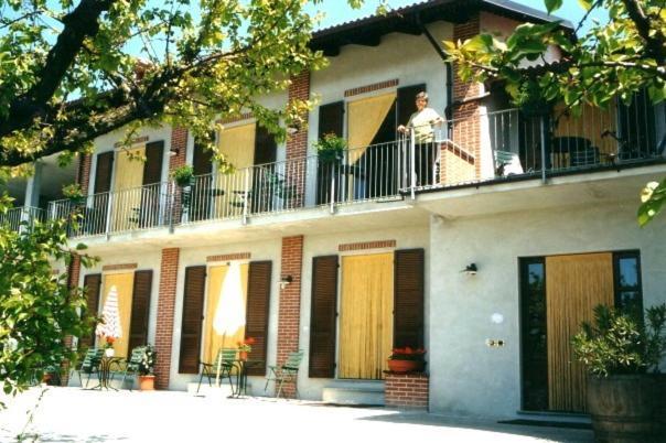 Agriturismo Le Viole Barolo Exterior photo