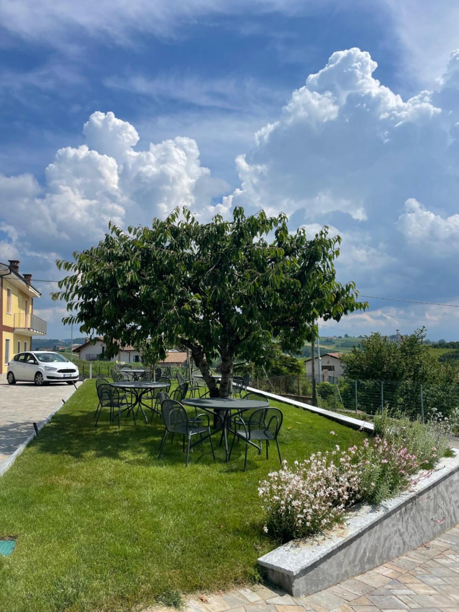 Agriturismo Le Viole Barolo Exterior photo
