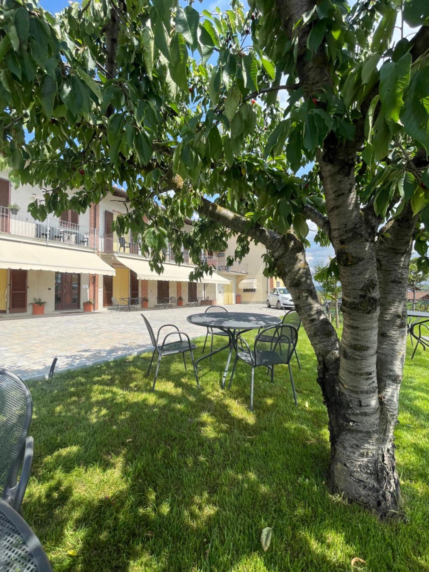 Agriturismo Le Viole Barolo Exterior photo